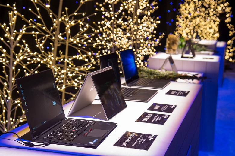 Laptop με δύο οθόνες από τη Lenovo
