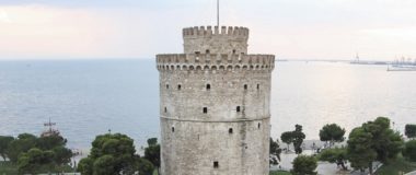 Τραγωδία στη Θεσσαλονίκη: Ο 34χρονος πήρε φόρα και πήδηξε στο κενό από το μπαλκόνι του Λευκού Πύργου