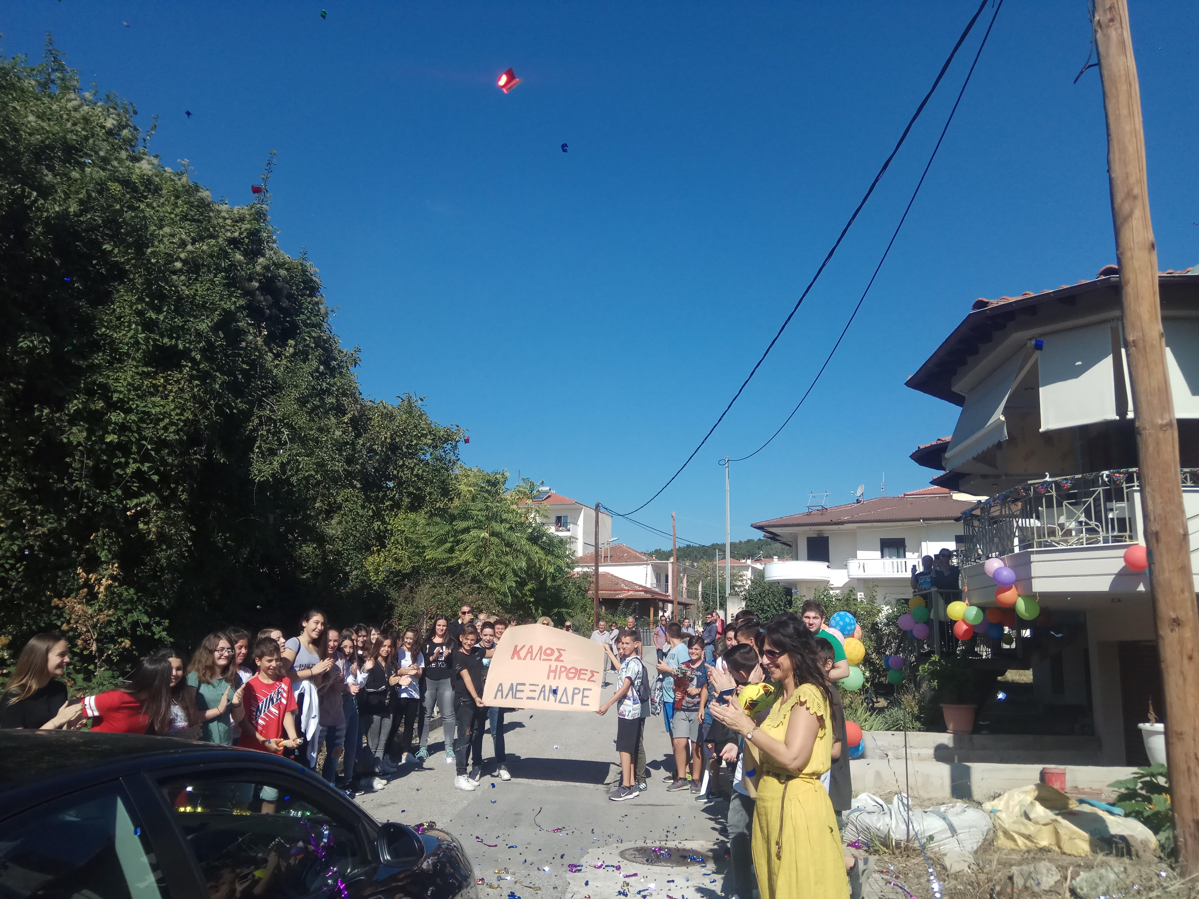 Υποδοχή με χάλκινα και αγκαλιές για τον 14χρονο που πάλεψε με το οστεοσάρκωμα