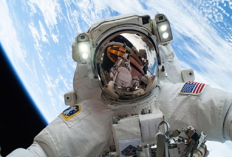 Η NASA στέλνει ξανά αστροναύτες στη Σελήνη
