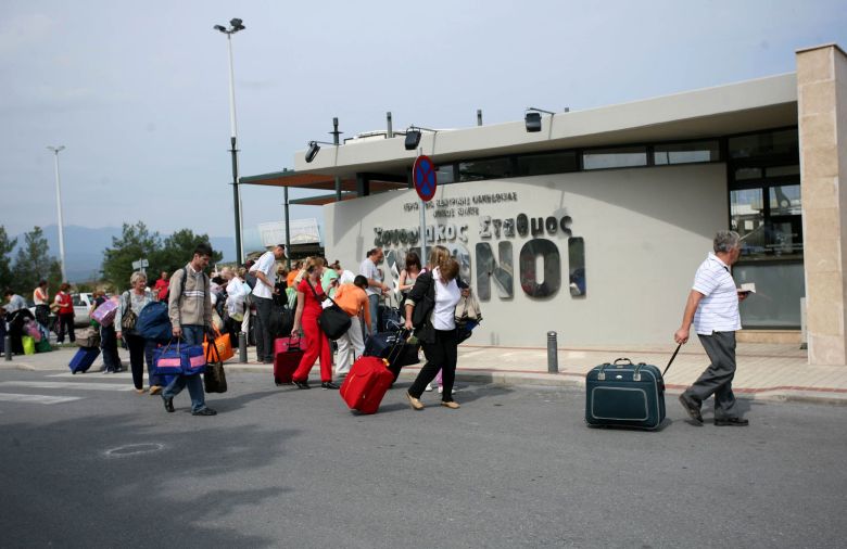 Επιχείρησε να περάσει τα σύνορα με μωρό κρυμμένο στις αποσκευές