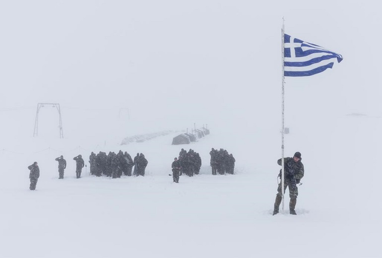 Βαρύ μηχάνημα του στρατού έπεσε σε χαράδρα στον Όλυμπο