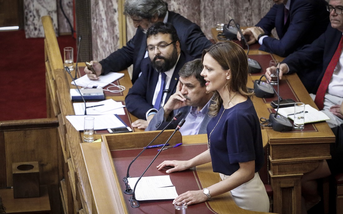 Η Βουλή ψηφίζει την τροπολογία για τα αναδρομικά