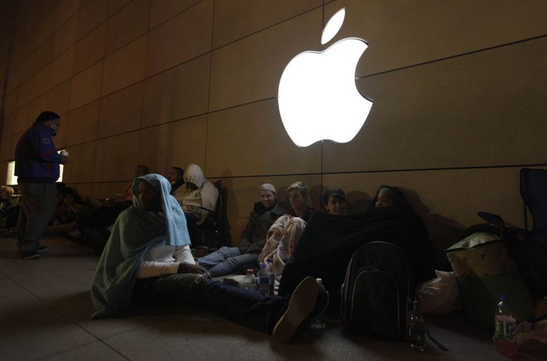 Ρώσοι πουλούν μια θέση στην ουρά για το νέο iPhone για 3.185€