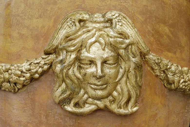 Πωλείται ο εμβληματικός οίκος Versace