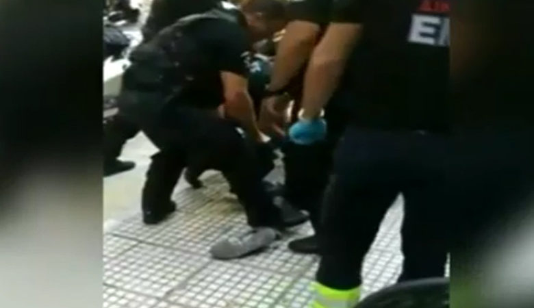 Νέο βίντεο: Αστυνομικοί ακινητοποιούν τον Ζακ Κωστόπουλο