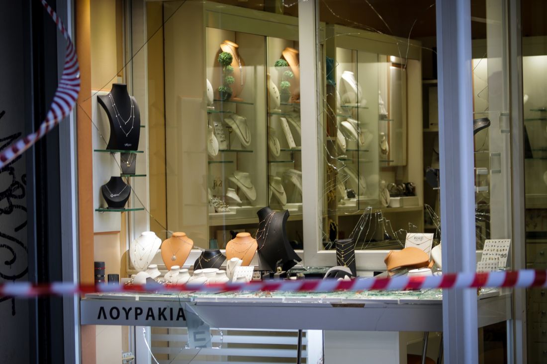 Ξήλωσαν με αυτοκίνητο τα ρολά κοσμηματοπωλείου και το άδειασαν