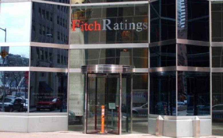 Fitch: Πιθανότητα επανόδου αυστηρότερων capital controls στην Ελλάδα