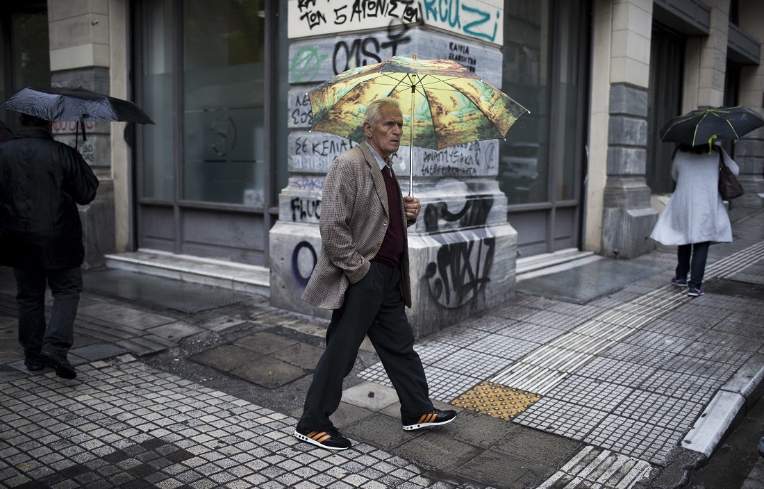 Αναβάλλεται αλλά δεν ακυρώνεται το μέτρο της περικοπής των συντάξεων
