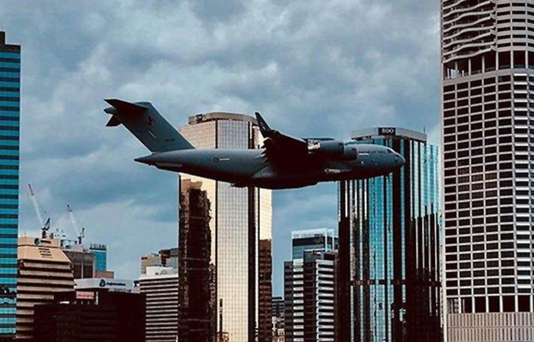 Πτήση Boeing C-17 ανάμεσα σε ουρανοξύστες προκαλεί δέος