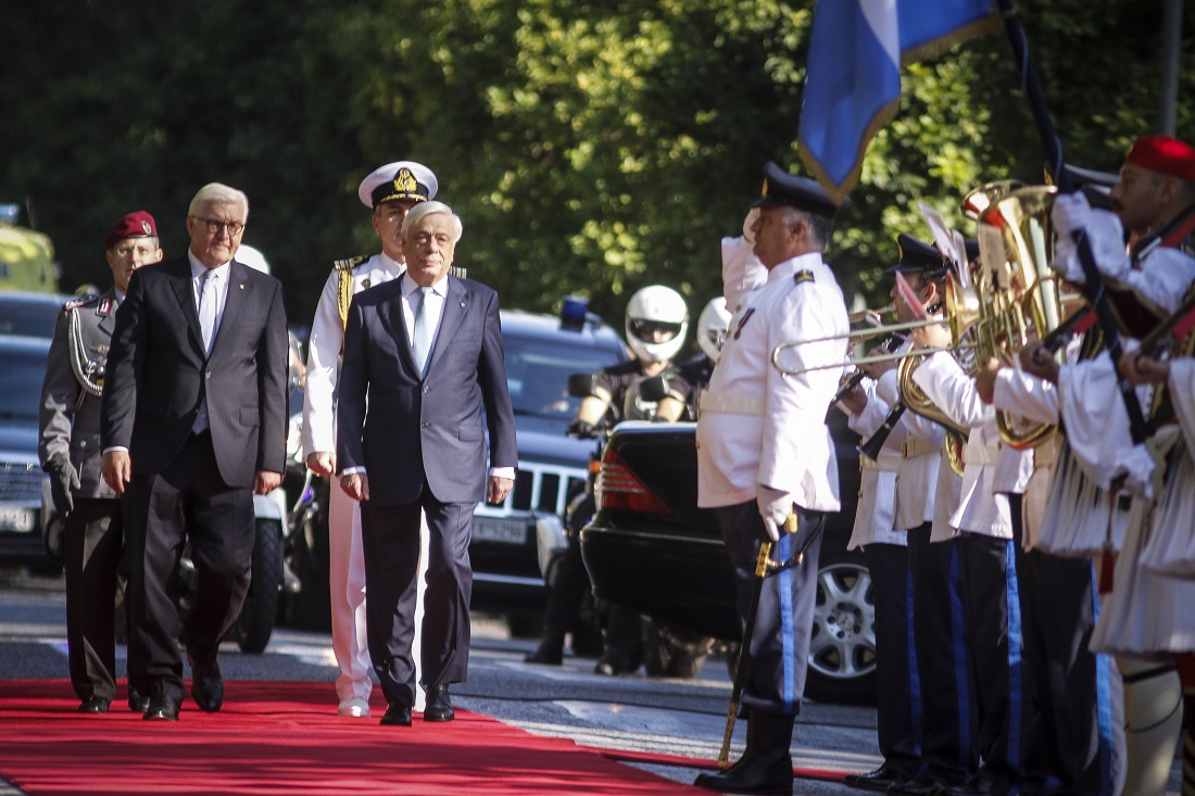 Με άγημα και το αίτημα για τις γερμανικές αποζημιώσεις να αιωρείται η υποδοχή Σταϊνμάγιερ