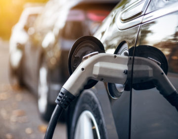 Για πρώτη φορά τα ηλεκτρικά αυτοκίνητα ξεπέρασαν σε αριθμό τα βενζινοκίνητα στη Νορβηγία