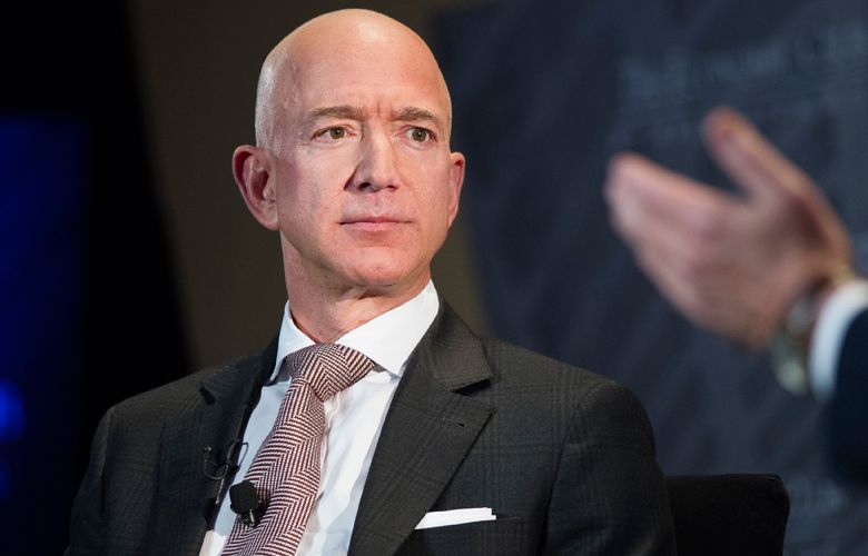 Ο ιδρυτής της Amazon κατηγορεί περιοδικό για εκβίαση