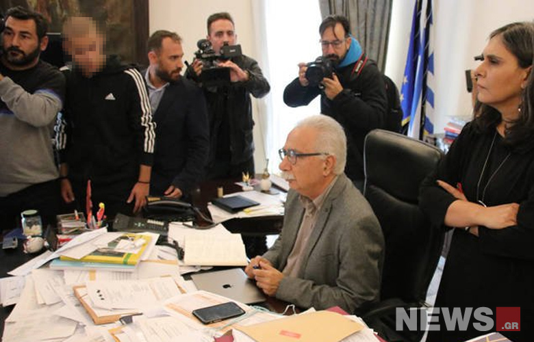 Οι μαθητές μέσα στο γραφείο του Γαβρόγλου