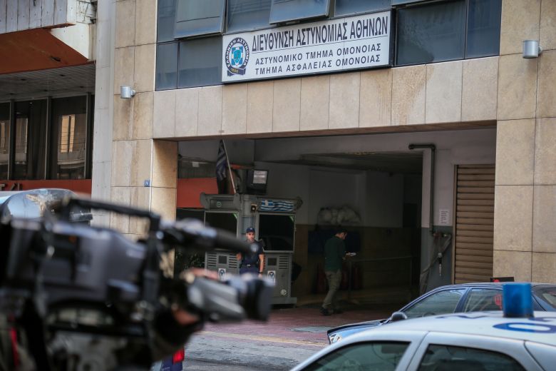 Επιτέθηκαν στο ΑΤ Ομονοίας ως αντίποινα για τον Ζακ Κωστόπουλο