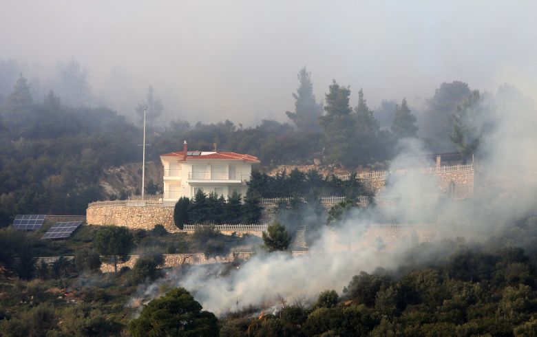 Ολονύχτια μάχη με τις φλόγες στη Σιθωνία Χαλκιδικής