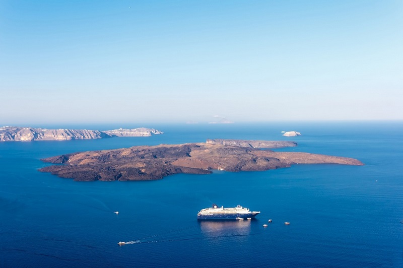 Θαλαμηγός άδειασε τα λύματα της στην καλδέρα της Σαντορίνης