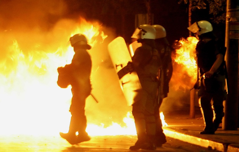 Επίθεση με μολότοφ κατά των ΜΑΤ στην Τοσίτσα