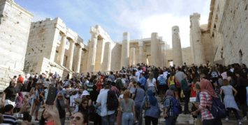 Πρόβλεψη για σχεδόν 40 εκατ. αφίξεις τουριστών στην Ελλάδα το 2028 – Οι κίνδυνοι από τον υπερτουρισμό