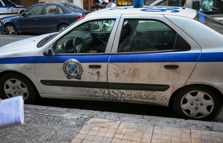 Μαρτυρία για την επίθεση στο περιπολικό: Έσπαγαν με βαριοπούλα ενώ αστυνομικός ήταν μέσα