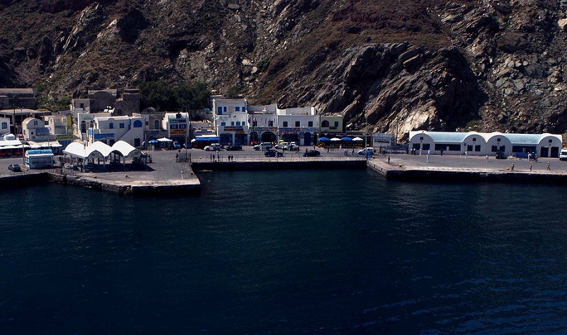 Αυτοκίνητο βούτηξε στο λιμάνι της Σαντορίνης