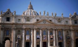 Βατικανό: Σοβαρές απειλές για την ανθρώπινη αξιοπρέπεια η αλλαγή φύλου και η παρένθετη μητρότητα