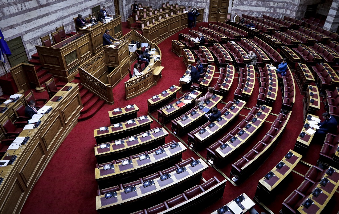 Σε θέση «μάχης» τα κόμματα για τις μειώσεις στις συντάξεις