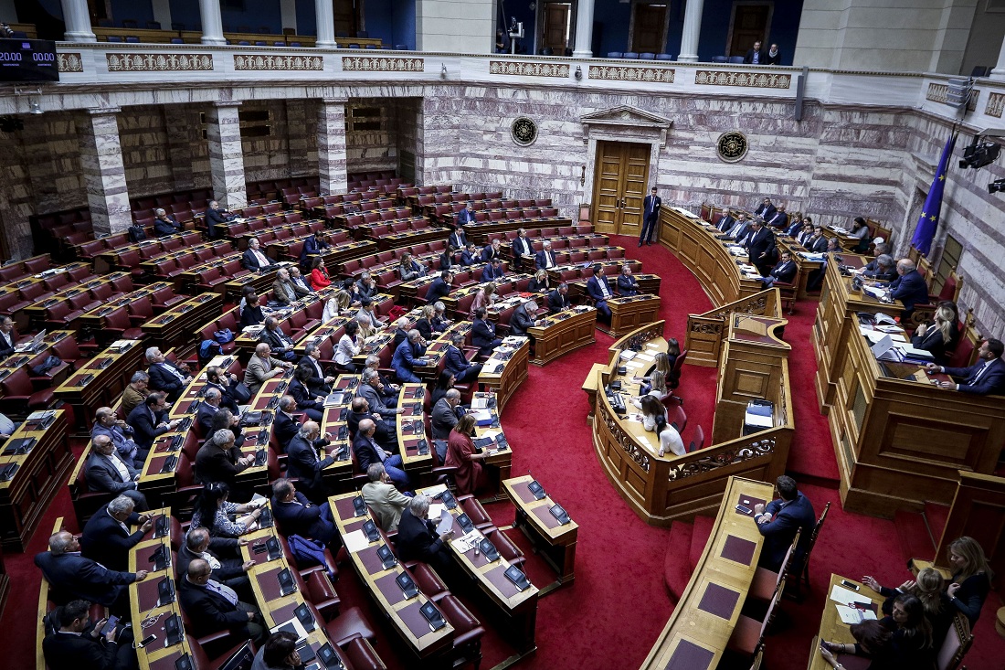 Υπερψηφίστηκε η τροπολογία για τα αναδρομικά στα ειδικά μισθολόγια