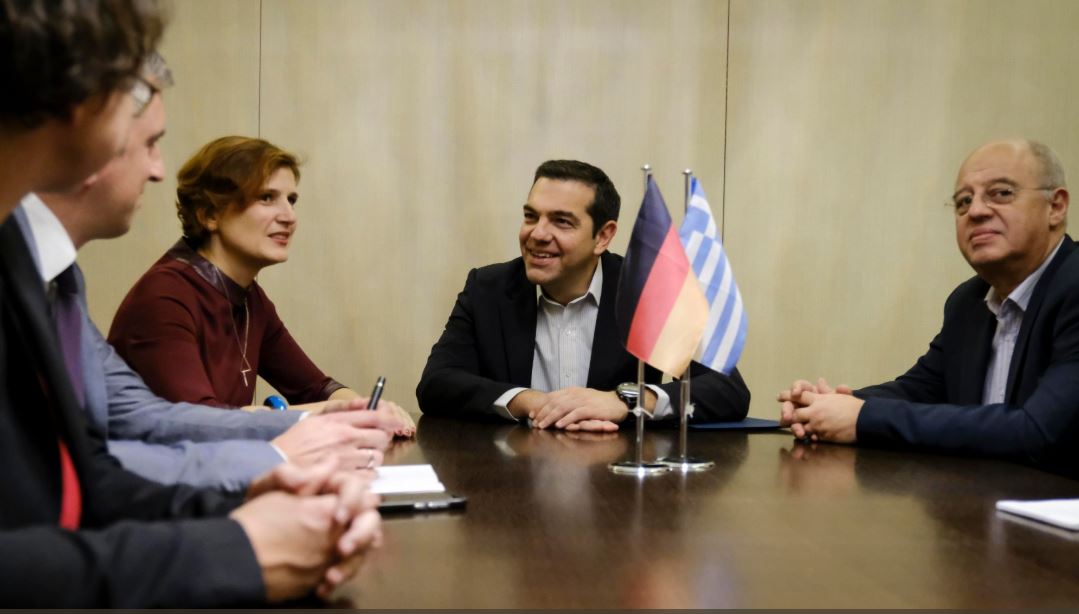 Το πάγωμα των μειώσεων στις συντάξεις «θίγει» ο Τσίπρας στον Όλαφ Σολτς
