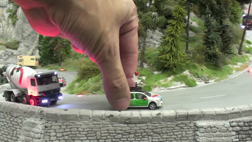 Το μικροσκοπικό Google Street View όχημα στους δρόμους του μικρότερου «μοντέλου» του πλανήτη