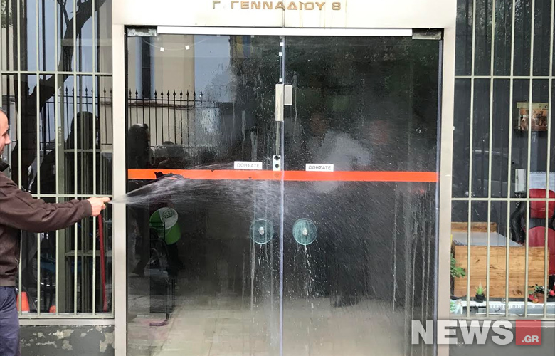 Έγραψαν συνθήματα και πέταξαν αυγά στην είσοδο της ΚΕΔΕ