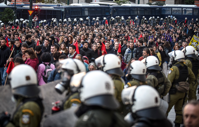 Σε εξέλιξη η μαζική διαδήλωση για τα 45 χρόνια από την εξέγερση του Πολυτεχνείου