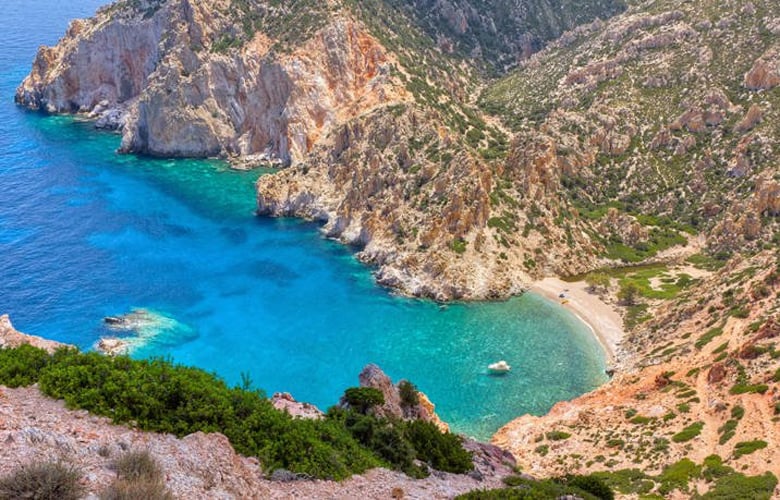 Πολύαιγος, η γαλάζια «όαση» στη μέση του Αιγαίου