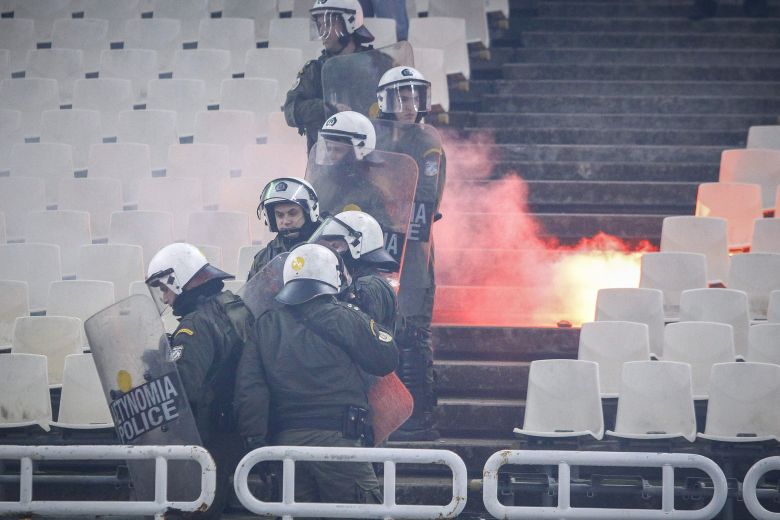 Τον γύρο του κόσμου κάνουν οι σκηνές βίας από το ΟΑΚΑ