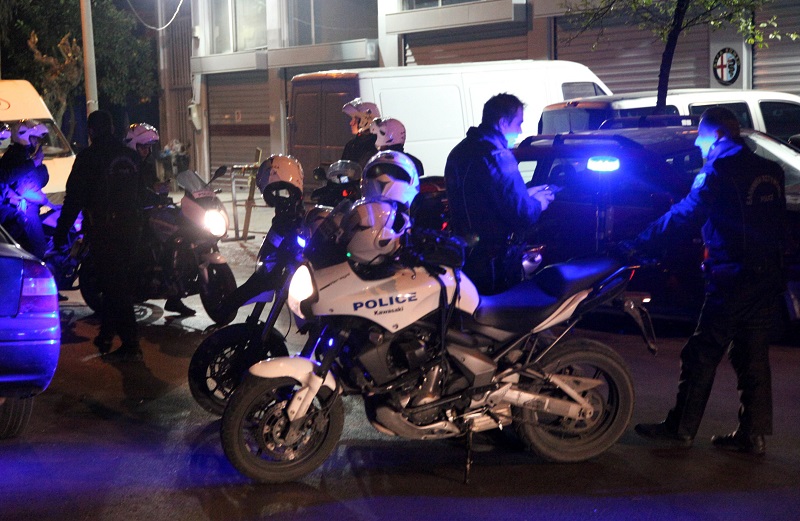 Επίθεση με καδρόνια δέχθηκαν αστυνομικοί της ΔΙΑΣ στην Πατησίων