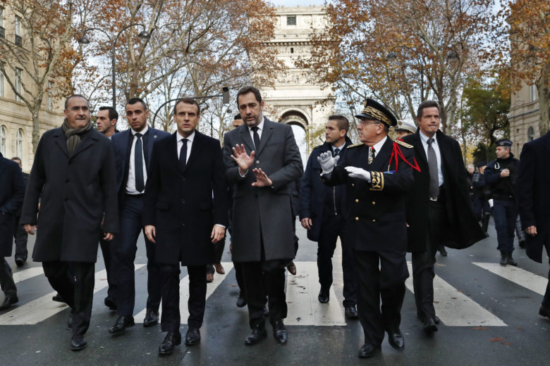 Αυτοψία Μακρόν στο «βομβαρδισμένο» Παρίσι