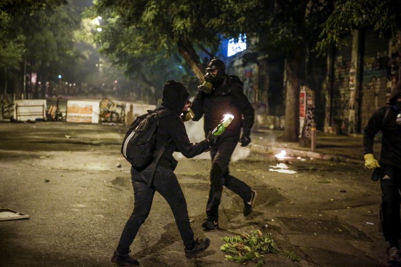 Επεισόδια με μολότοφ και τραυματισμό στα Εξάρχεια