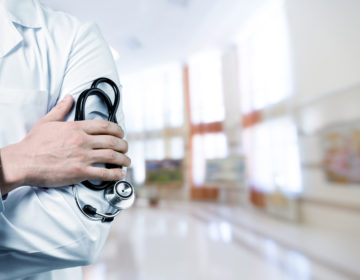 Ιατρικός Σύλλογος Αθηνών: 5.400 γιατροί έφυγαν από τη χώρα τα τελευταία πέντε χρόνια