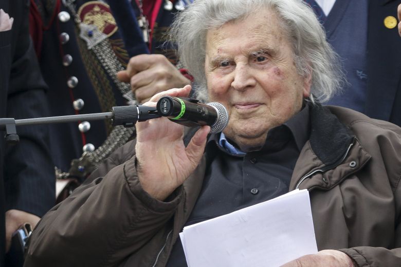 Στο νοσοκομείο ο Μίκης Θεοδωράκης