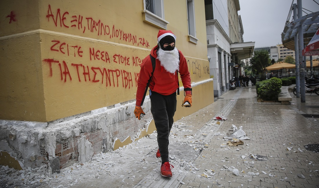 Μολότωφ, χημικά, χειροπέδες και συνθήματα για τον Φύσσα στην πορεία για τον Αλέξη Γρηγορόπουλο