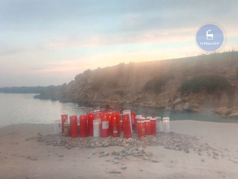 Άναψαν κεράκια στο σημείο που βρέθηκε το άψυχο σώμα της φοιτήτριας στη Ρόδο
