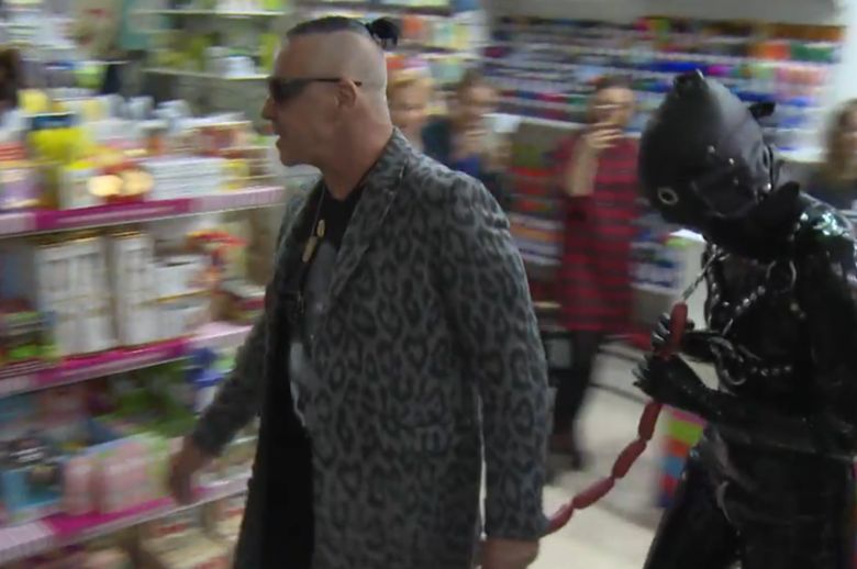 Frontman διάσημης μπάντας προκαλεί με ερωτική συνοδό BDSM