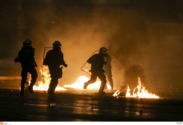 Πεδίο μάχης η Θεσσαλονίκη – Τραυματίστηκε δημοσιογράφος