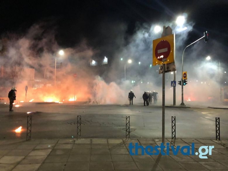 Νέος γύρος επεισοδίων στη Θεσσαλονίκη – Βροχή οι μολότοφ