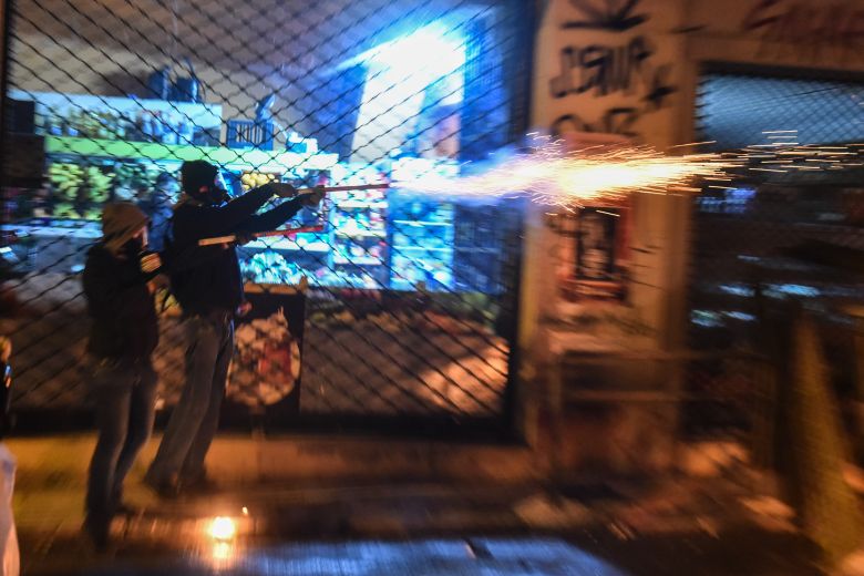 Συλλήψεις, τραυματισμοί αστυνομικών και καταστροφικό χάος