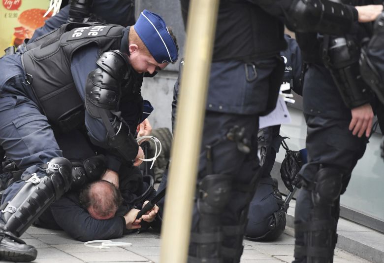 «Κίτρινα γιλέκα» και στις Βρυξέλλες – Συλλήψεις και οδοφράγματα