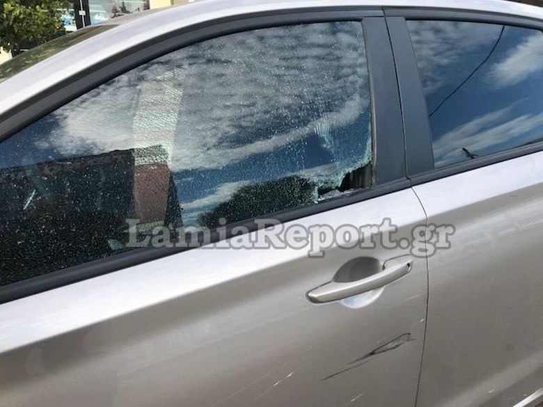 Μοτοσικλετιστής καρφώθηκε με το κεφάλι σε παρμπρίζ αυτοκινήτου