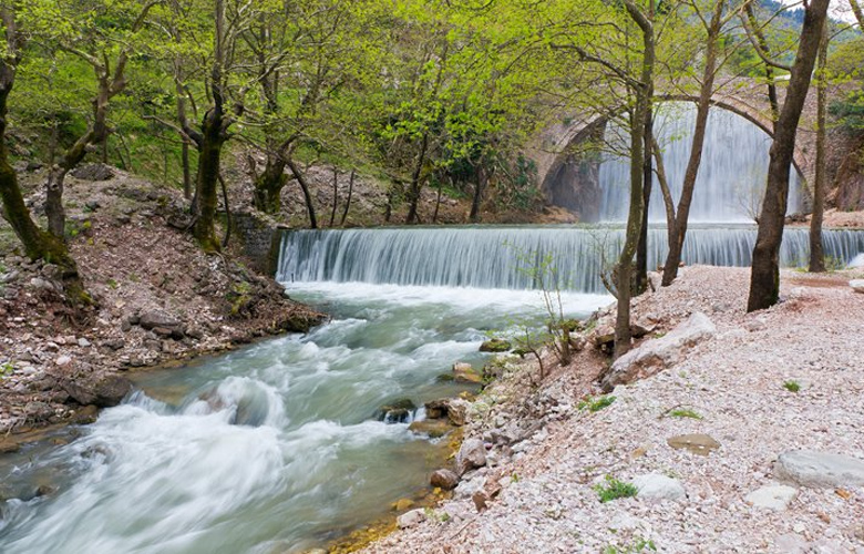 Το εντυπωσιακό μονότοξο γεφύρι με τον καταρράκτη στην Παλαιοκαρυά