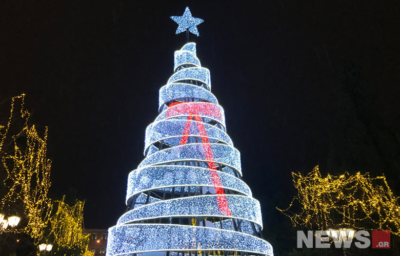 Φωταγωγήθηκε το χριστουγεννιάτικο δέντρο της Αθήνας