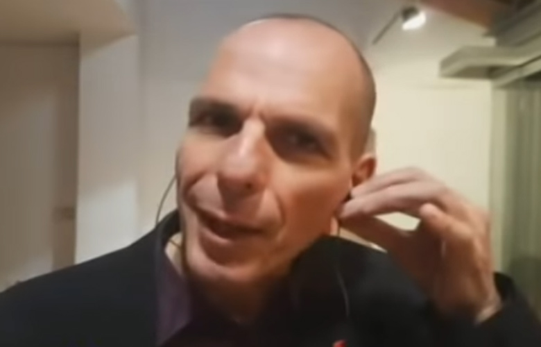 Ο Βαρουφάκης διέκοψε live συνέντευξη και πέταξε το ακουστικό